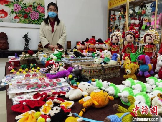 圖為隴原巧手展示手工藝品。(資料圖) 徐雪 攝