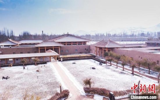 圖為雪落大漠古堡——敦煌山莊?！⊥醣筱y 攝