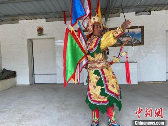 圖為完代才讓在外木村戲臺出演?！∷巫雨?攝