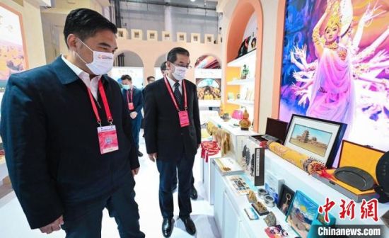 圖為甘肅省副省長(zhǎng)孫雪濤(左)與甘肅省文化和旅游廳廳長(zhǎng)陳衛(wèi)中(右)一同參觀“甘肅館”。　甘肅省文化和旅游廳供圖