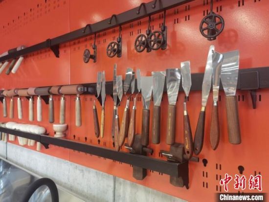 圖為徐晉林制作雕版敦煌壁畫所用工具?！￠Z姣 攝