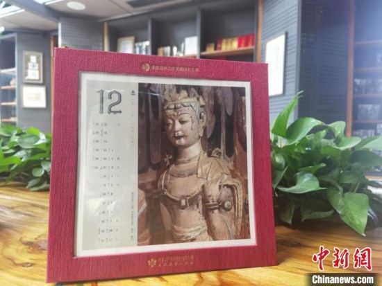 圖為徐晉林制作的敦煌題材的手工書《走進沙漠敦煌——莫高窟與藏書票藝術(shù)》，深受讀者喜愛?！￠Z姣 攝