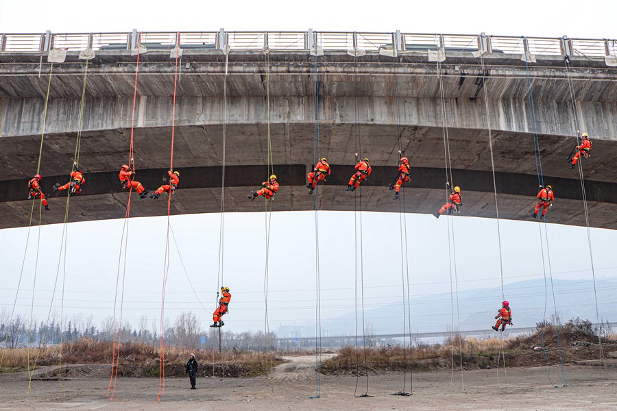 硬核！甘肅天水森林消防員百米高空練技能
