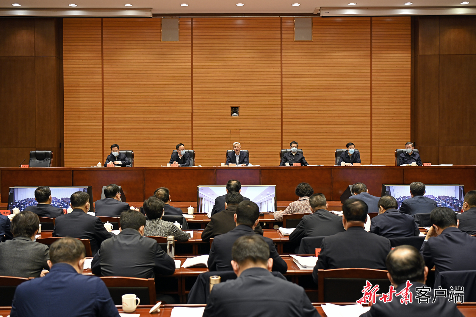 尹弘在省委農(nóng)村工作領(lǐng)導(dǎo)小組會議上強調(diào)：以深厚為民情懷鞏固拓展脫貧攻堅成果，用高度負責(zé)精神扎實做好備考迎評工作