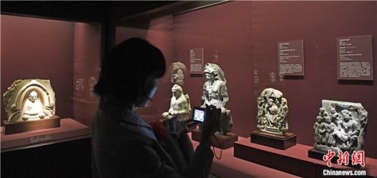 2018年8月，《平山郁夫的絲路世界——平山郁夫絲綢之路美術(shù)館文物展》在甘肅敦煌莫高窟開展。中新社記者 楊艷敏 攝