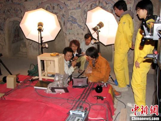 敦煌研究院與日本東京文化財(cái)研究所合作進(jìn)行第285窟多光譜無損調(diào)查工作現(xiàn)場(chǎng)。中新社發(fā) 婁婕 供圖