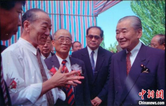 1994年8月，時(shí)任日本首相竹下登(右一)與時(shí)任敦煌研究院院長段文杰在莫高窟親切交談。中新社發(fā) 婁婕 供圖