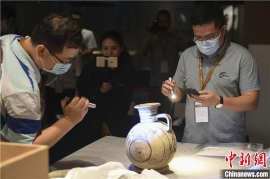 2020年6月，在長沙博物館舉行“從地中海到中國：絲路寶藏——平山郁夫絲綢之路美術(shù)館藏文物展”前，專家開箱鑒定文物。中新社記者 楊華峰 攝