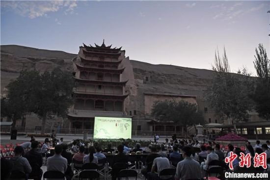 2018年8月，在敦煌莫高窟標(biāo)志性建筑“九層樓”前，《回顧平山郁夫先生的貢獻(xiàn)》座談會(huì)舉行。來自中日兩國的專家、學(xué)者共同懷念這位情系敦煌數(shù)十載的繪畫巨匠、中日友好的文化使者、世界文化遺產(chǎn)的守護(hù)者。中新社記者 楊艷敏 攝