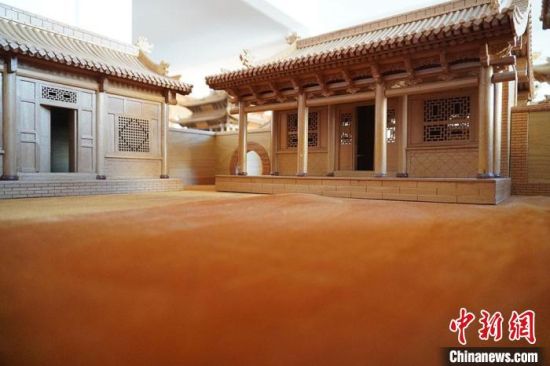 圖為微縮建筑蘭州四合院內(nèi)部結(jié)構(gòu)?！【琶赖┰?　攝