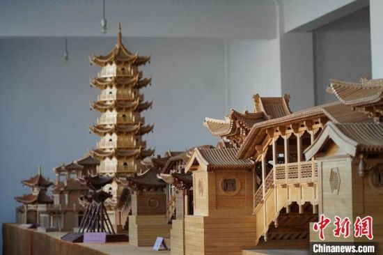 圖為古建筑模型制作技藝傳習(xí)所展廳內(nèi)的微縮古建筑作品?！【琶赖┰?　攝