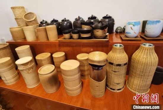 圖為展陳的一件件精致可愛(ài)的竹編農(nóng)具工藝品?！●T志軍 攝