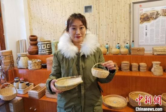 40多種精小玲瓏、純手工制作的新型盛食容器、居家工藝品等，每一件都令人愛(ài)不釋手?！●T志軍 攝