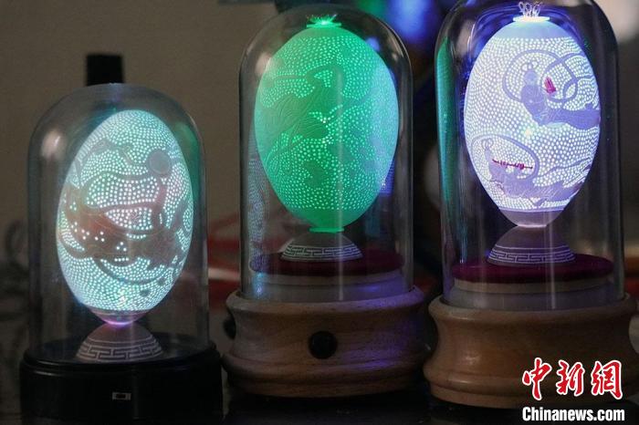 圖為以敦煌飛天為元素的蛋雕作品?！【琶赖ぴ?攝