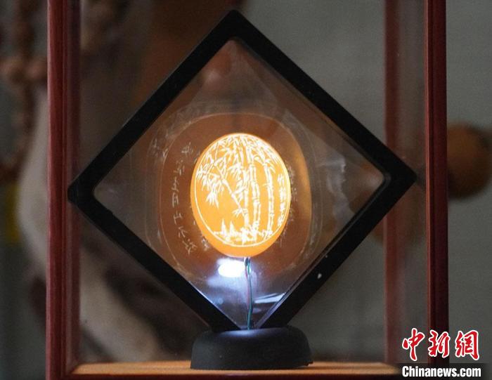 圖為吳義澤新包裝給蛋雕呈現(xiàn)立體感?！【琶赖ぴ?攝