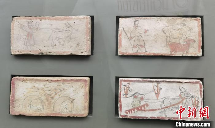 圖為嘉峪關(guān)長城博物館館藏文物魏晉墓彩繪畫像磚中豐富多彩的古代農(nóng)牧業(yè)生產(chǎn)活動(dòng)。(資料圖) 丁思 攝