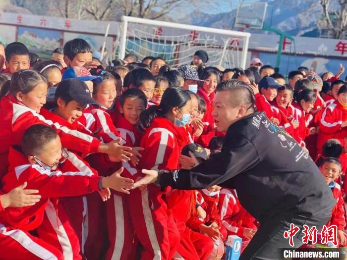 1月初，第五屆“街舞進(jìn)藏鄉(xiāng)”公益助學(xué)活動(dòng)在甘肅甘南結(jié)束，旨在讓藏族學(xué)子感受到街舞魅力?！￡惿菩?攝