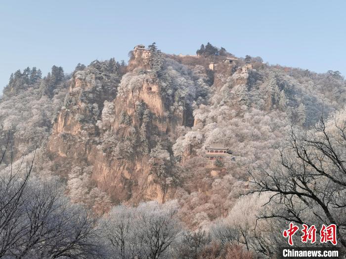 圖為崆峒山霧凇景色?！⌒煺袢A 攝