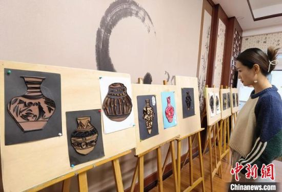 圖為學生用衍紙材料制作的彩陶紋飾。　劉玉桃 攝