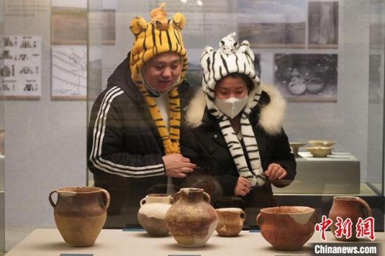 圖為市民戴虎頭帽在博物館內參觀。九美旦增 攝