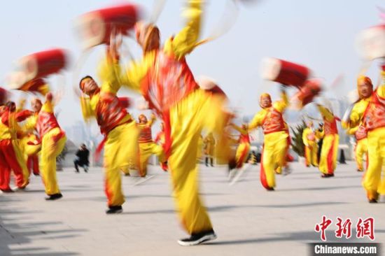 2019年2月19日，演員在黃河岸邊的蘭州水車博覽園內(nèi)進行太平鼓表演，歡慶元宵佳節(jié)。(資料圖) 　楊艷敏 攝