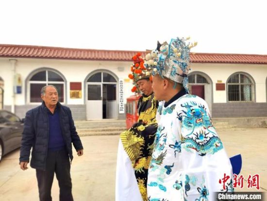 圖為69歲的“苦水高高蹺”國家級(jí)傳承人巨海全(左一)，叮囑徒弟們高高蹺練習(xí)技巧要領(lǐng)?！￠Z姣 攝