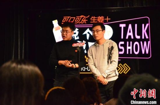 圖為脫口秀演員搭檔表演?！钅?攝