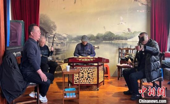 圖為蘭州鼓子愛好者在傳習所內(nèi)互相搭檔上臺演出?！堨下?攝