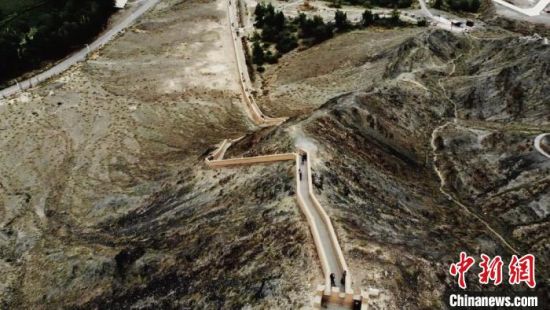 圖為甘肅嘉峪關(guān)懸臂長城吸引游客打卡 。(資料圖) 李亞龍 攝