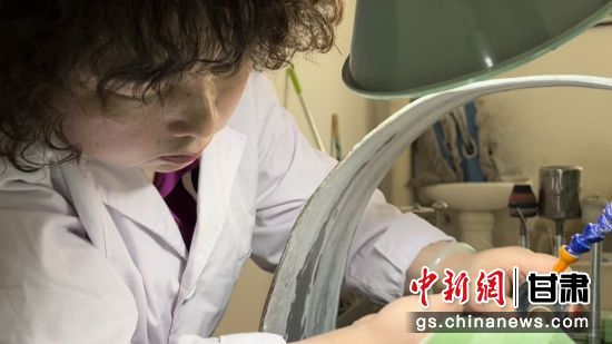 夜光杯制作學(xué)徒謝小琴坦言，雖工作枯燥，但是能夠掌握國家級(jí)非遺技藝是很自豪的。王牧雨 攝
