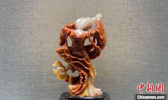 圖為翩然起舞的飛天玉雕?！「攥?攝