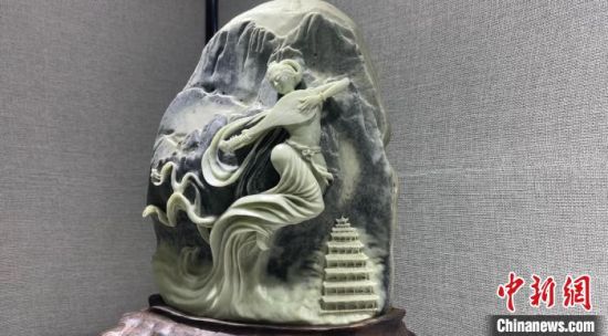 圖為李學(xué)平的玉雕作品。　高瑩 攝