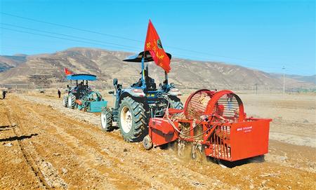 定西市隴西縣17個鄉(xiāng)鎮(zhèn)的農(nóng)機合作社、農(nóng)機手參加了農(nóng)機技能比賽和培訓(xùn)