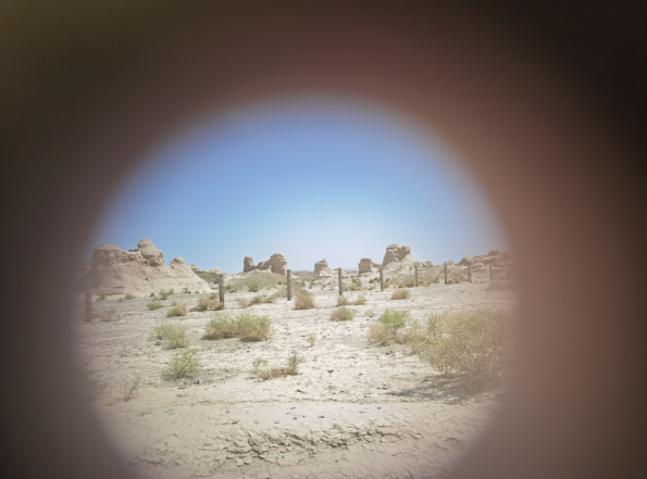 插圖2：透過河西走廊遺存的古陶片孔洞所見。攝影：陳曉斌。拍攝日期：2020年6月。