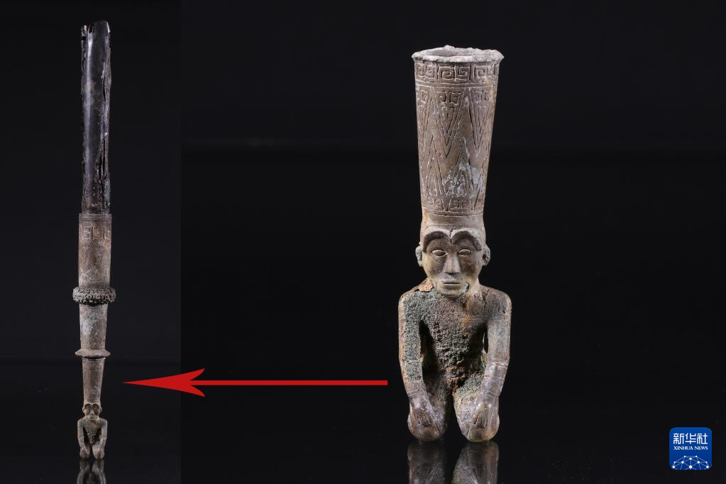 江西樟樹市國字山戰(zhàn)國墓葬出土銅跽坐人鐓（資料圖）。