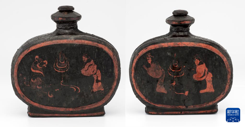 湖北云夢縣鄭家湖戰(zhàn)國秦漢墓地出土扁壺（資料圖）。