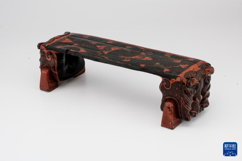 湖北云夢縣鄭家湖戰(zhàn)國秦漢墓地出土漆木虎頭枕（資料圖）。