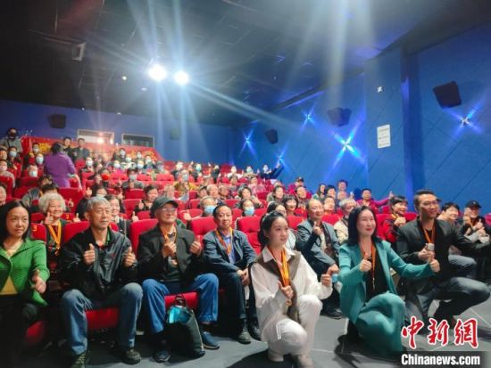 《浴血誓言》主創(chuàng)團(tuán)隊(duì)與到場(chǎng)的紅軍后代合影?！￡愡x斌 攝