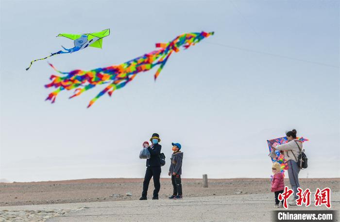 圖為孩童在父母的陪伴下放風(fēng)箏?！⊥醣筱y 攝