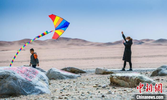 圖為市民正在陽關(guān)景區(qū)放風(fēng)箏?！⊥醣筱y 攝