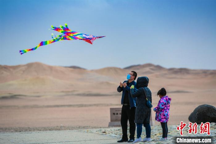 圖為市民正在陽關(guān)景區(qū)放風(fēng)箏?！⊥醣筱y 攝