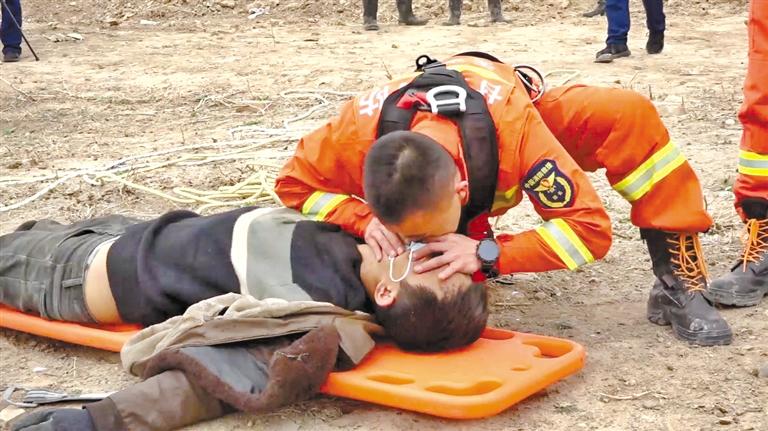 天水：消防員人工呼吸救回中毒農(nóng)民工 我們?yōu)槟泓c(diǎn)贊！