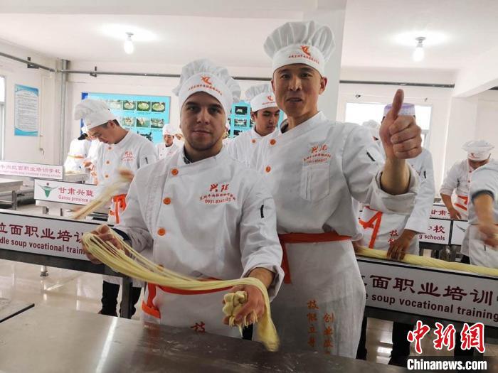 圖為外國(guó)留學(xué)生學(xué)習(xí)牛肉面的制作。(資料圖) 史靜靜 攝