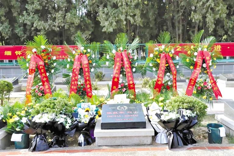 陳紅軍烈士墓前 這張“全家?！弊屓藴I目