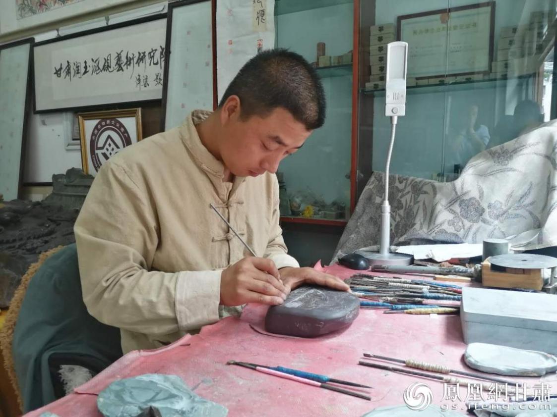 洮硯制作技藝第六代傳人、國家藝術(shù)基金資助青年藝術(shù)家、正高級(jí)洮硯雕刻藝術(shù)師李江平十年如一日專注于洮硯制作 圖源自網(wǎng)絡(luò)