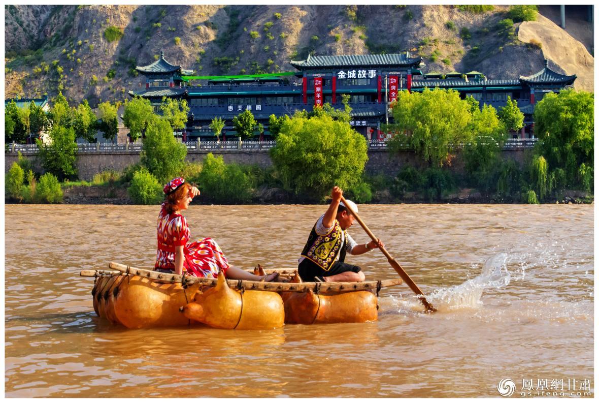 筏子客揮動(dòng)著劈波斬浪的船槳，槳聲中混搭著風(fēng)聲、水聲和男女對(duì)歌的花兒聲。蘭州市文旅局供圖