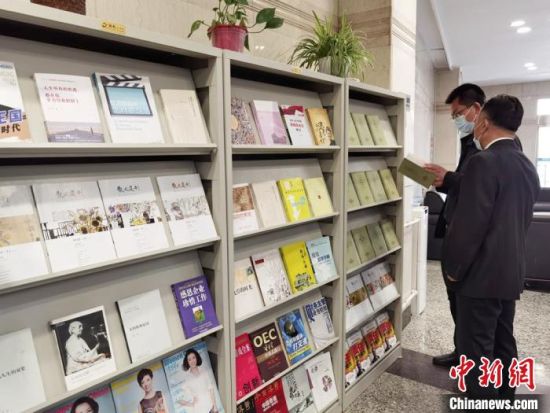 圖為國網(wǎng)甘肅電力黨校的職工書架?！⌒煅?攝