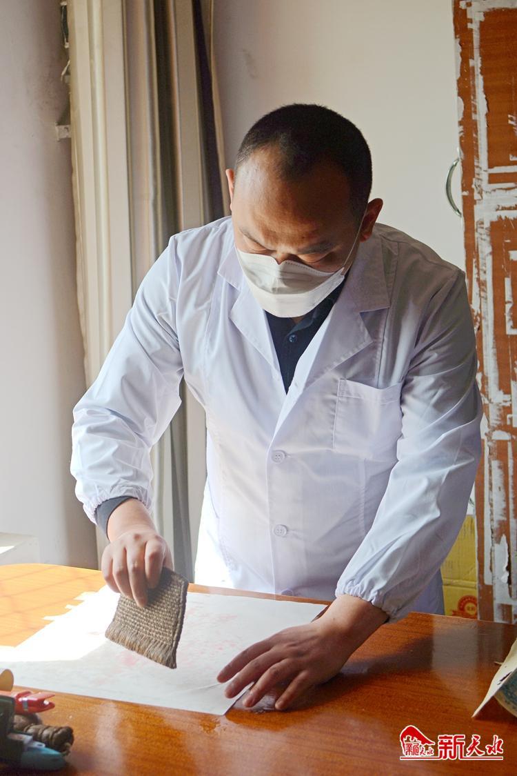 朽爛歷史檔案如何獲新生？看修復(fù)師“妙手回春”