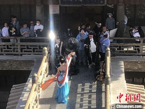 圖為5月以來(lái)，“奧大?！敝辈ガF(xiàn)場(chǎng)引游客圍觀?！《鼗褪形麄鞑抗﹫D