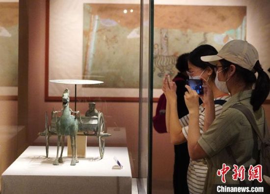 圖為參觀者參觀“大道攸歸：五涼文化展”展陳文物?！【琶赖┰?攝